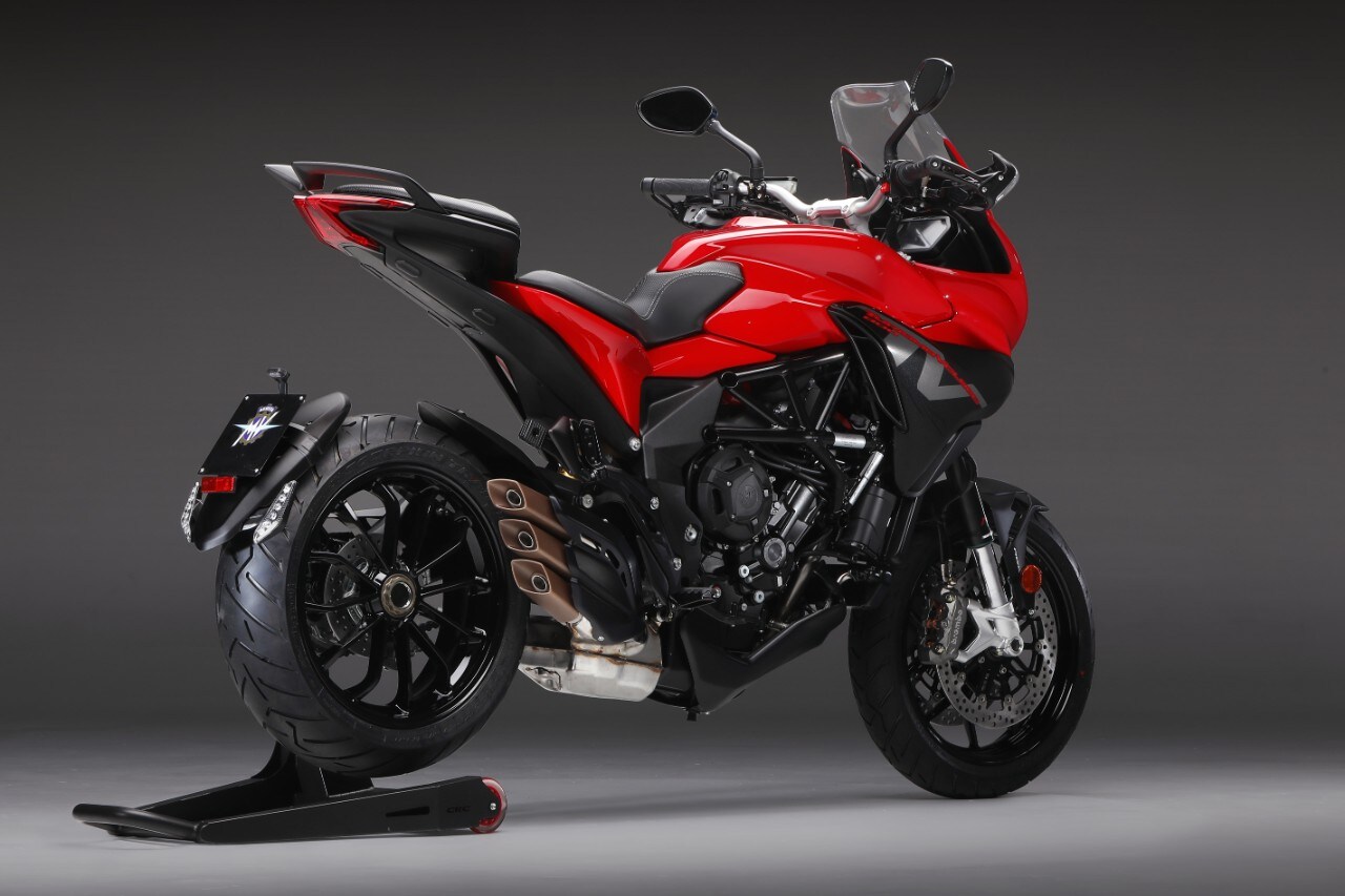 <div class='descrGalleryText'><p>La tecnologia di ogni MV Agusta, a un prezzo più competitivo. Grazie alla razionalizzazione produttiva e all’efficienza ottenuta in fase di ingegnerizzazione, MV Agusta presenta la&nbsp;Gamma Rosso, composta da Brutale 800, Dragster 800 e Turismo Veloce 800. I modelli della Gamma Rosso si caratterizzano per la specifica colorazione e per la dotazione molto ricca, nonostante l’abbassamento del prezzo rispetto a quelli da cui derivano<br>
</p>
</div>